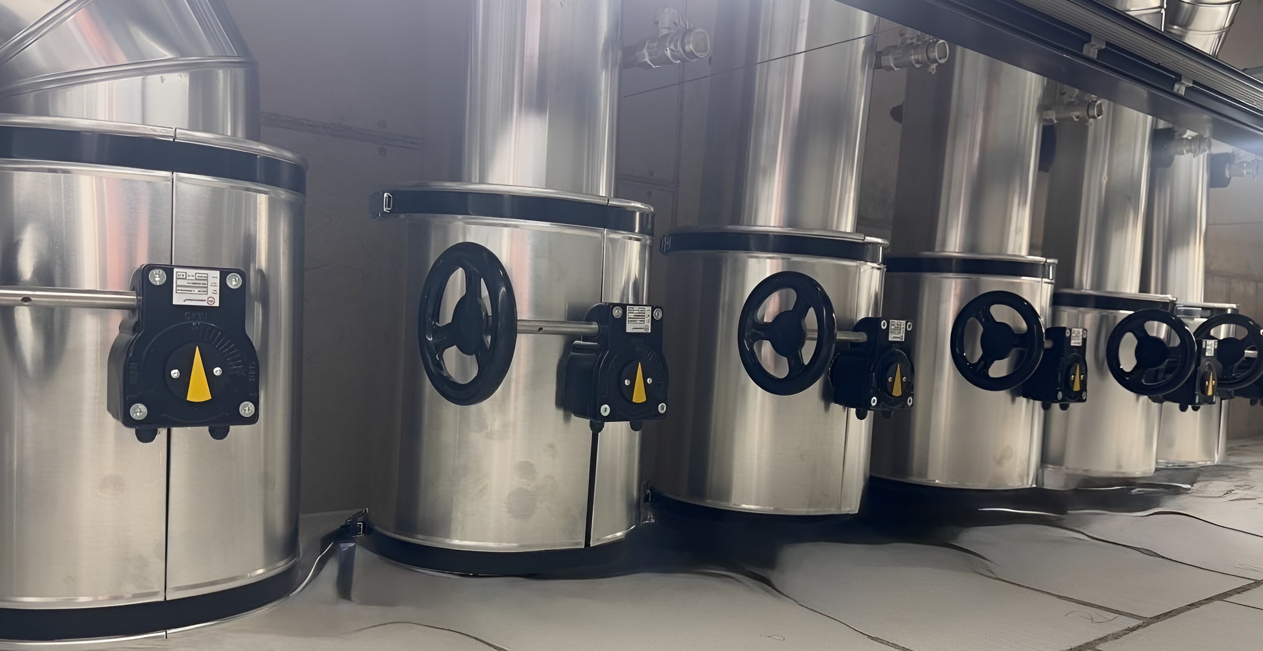 Armaturen mit präziser Metallverkleidung