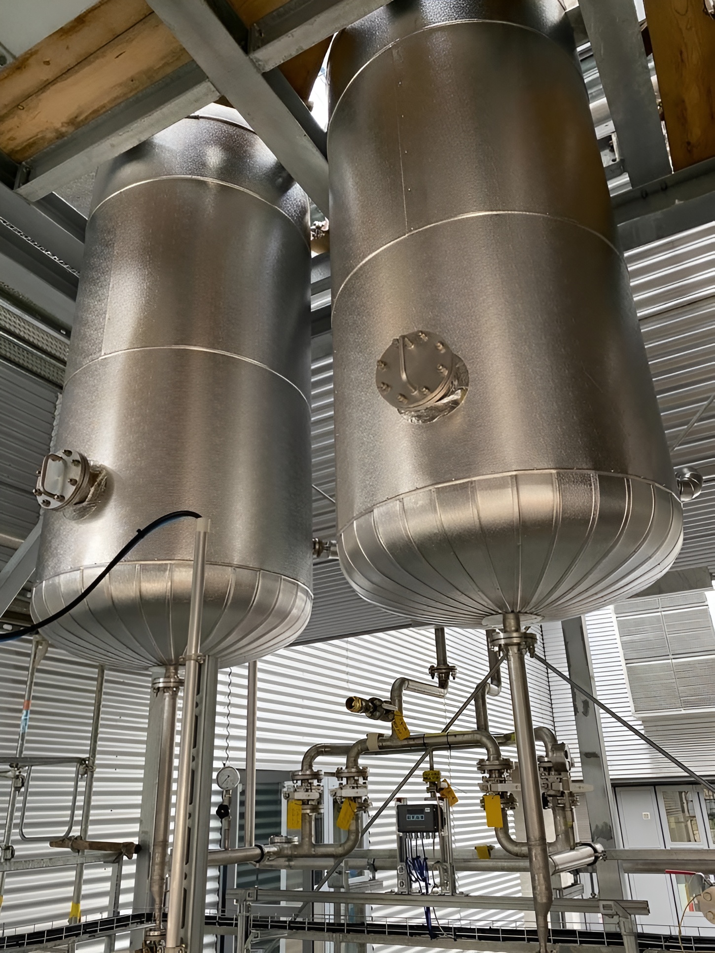 Isolierte industrielle Behälter mit Metallmantel