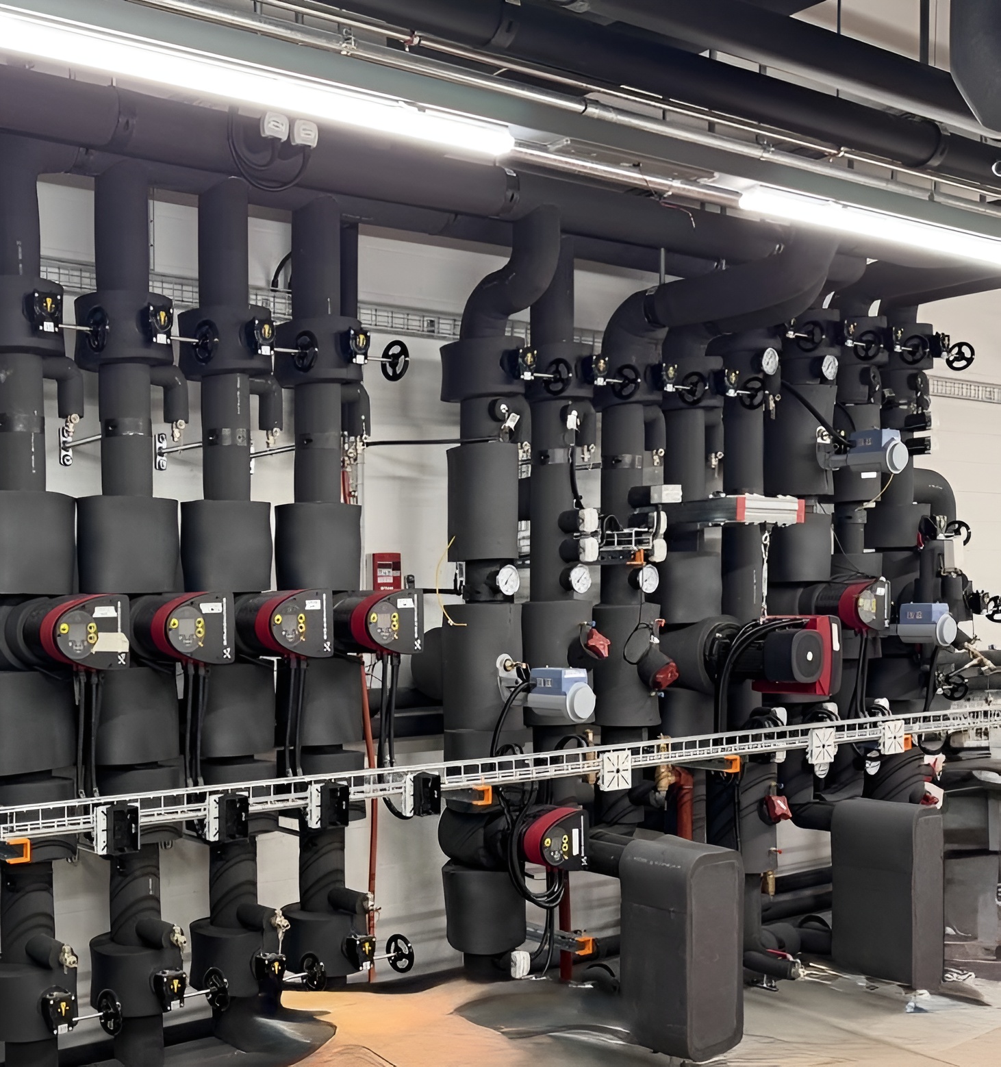 Technische Installation mit gedämmten Leitungen