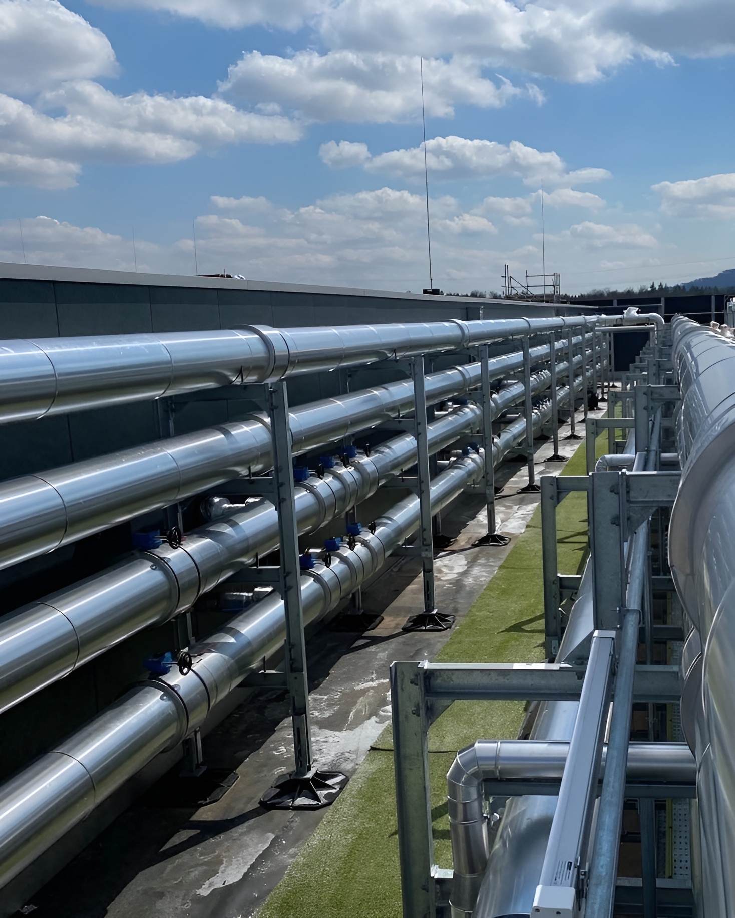 Aussenleitungen auf einem Dach mit Metallummantelung