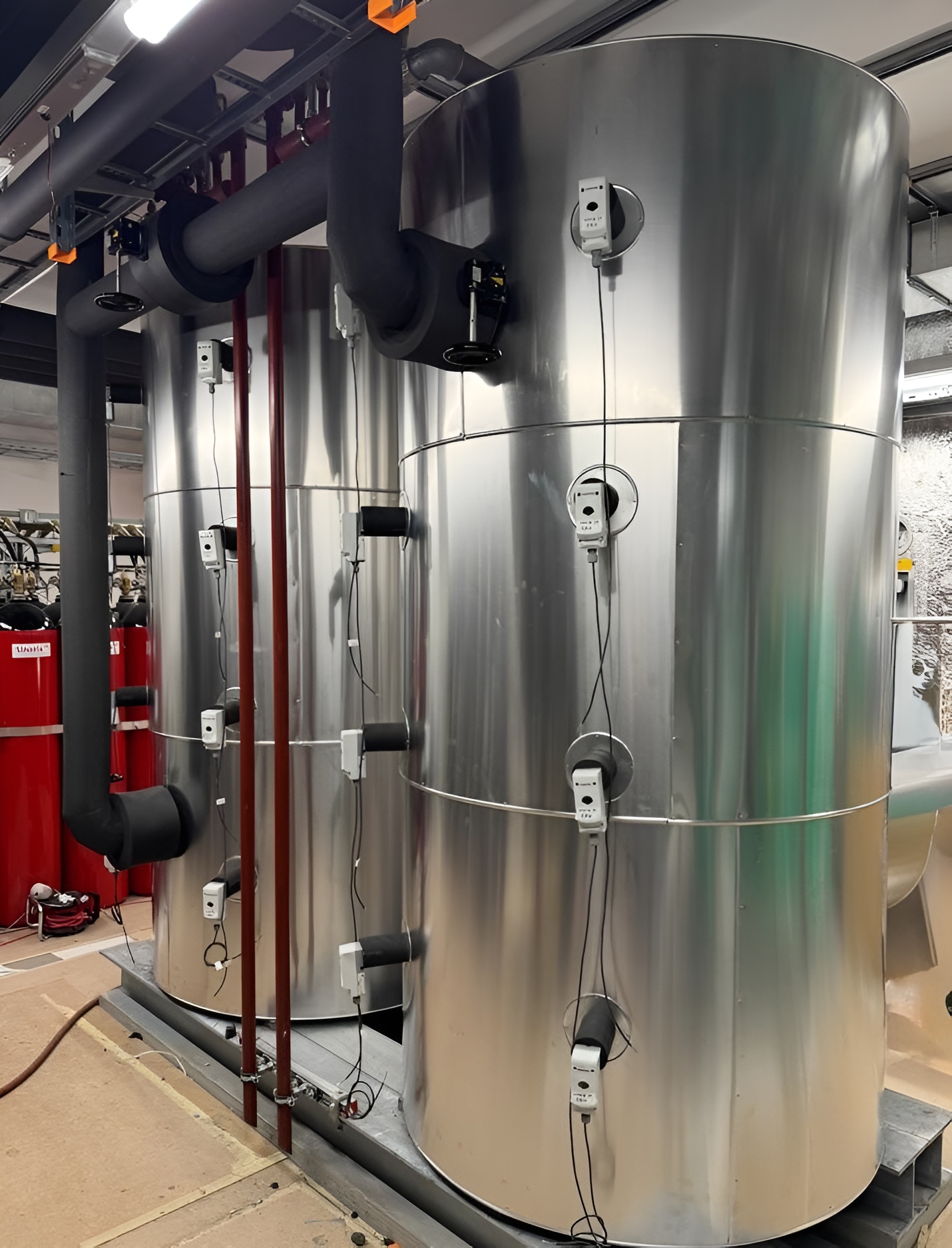 Verkleidete Speicher mit glatter Metalloberfläche