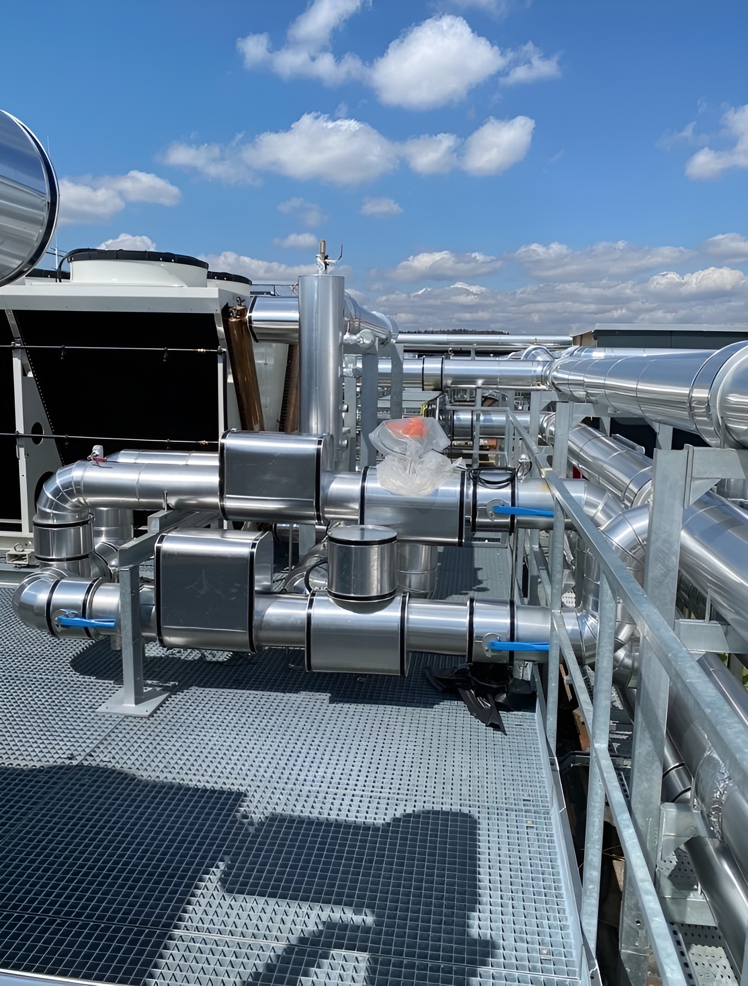 Ausseninstallation mit silberner Ummantelung auf einem Dach